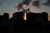 「ビルの谷間に沈む夕日」のサムネイル画像